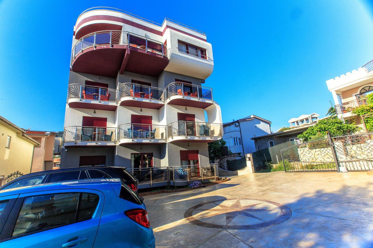 Compass Aparthotel Добра вода Екстериор снимка
