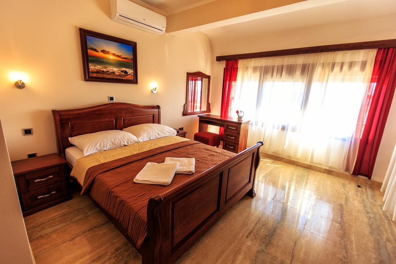 Compass Aparthotel Добра вода Екстериор снимка