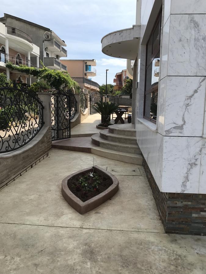 Compass Aparthotel Добра вода Екстериор снимка