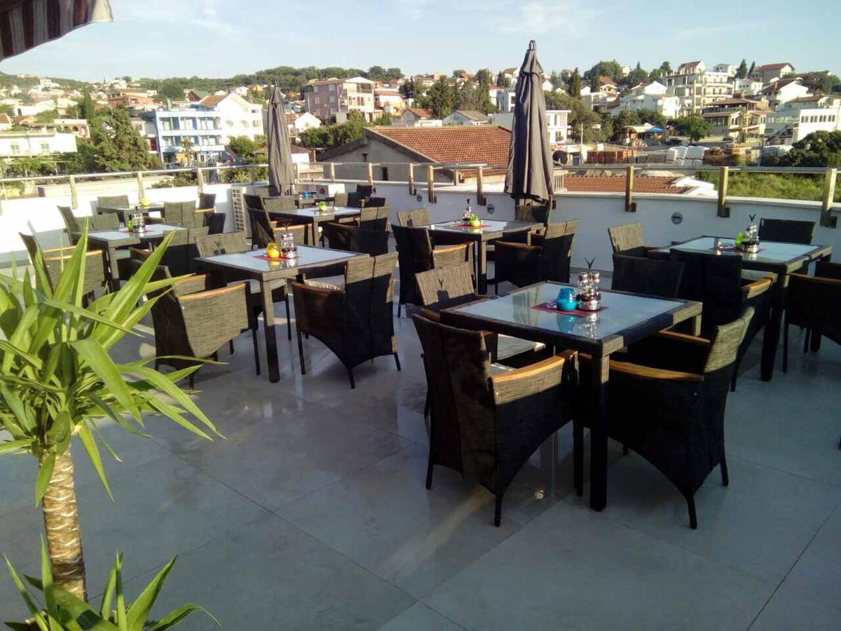 Compass Aparthotel Добра вода Екстериор снимка