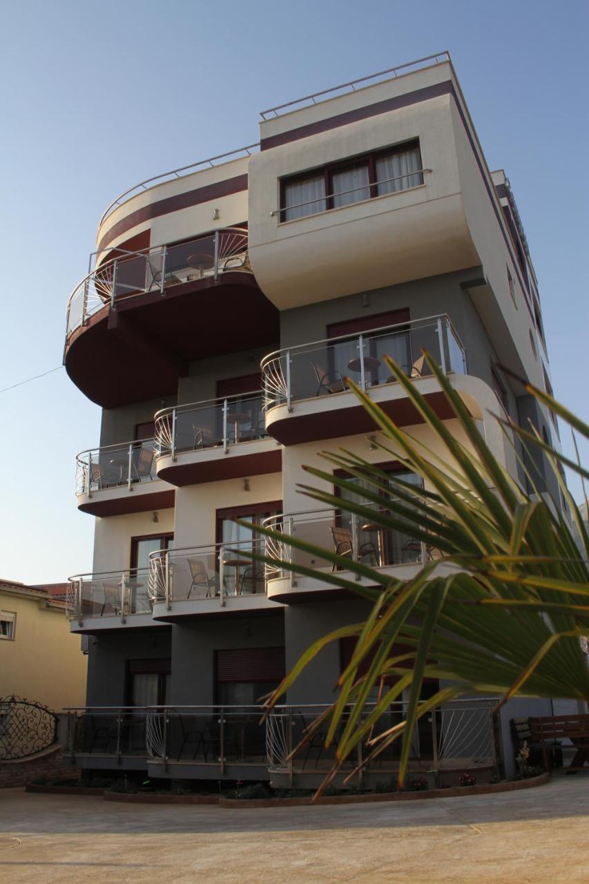 Compass Aparthotel Добра вода Екстериор снимка