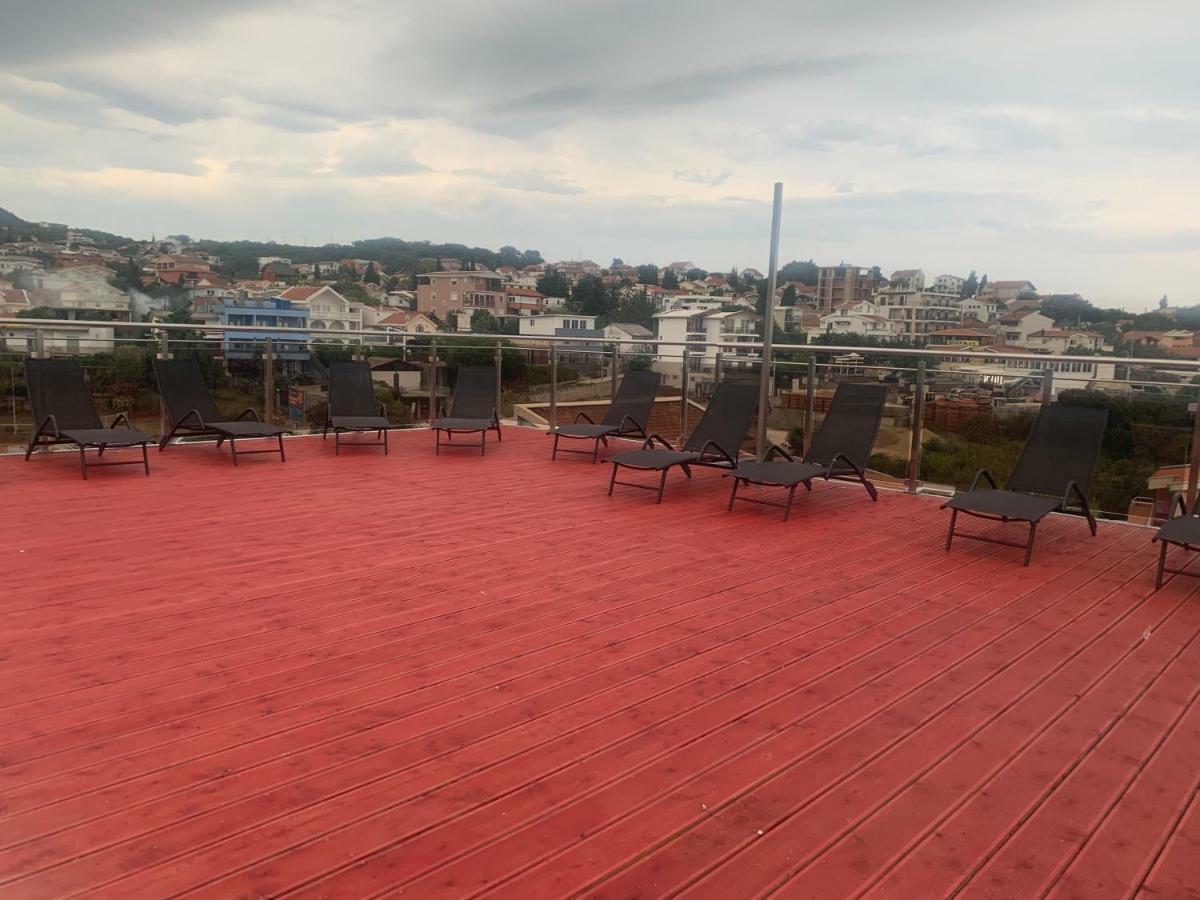 Compass Aparthotel Добра вода Екстериор снимка